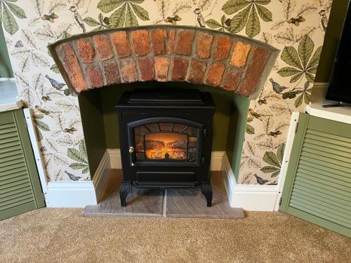 Wolf Hollow, sleeps 4 adults plus 2 extra, Buxton town centre in Buxton