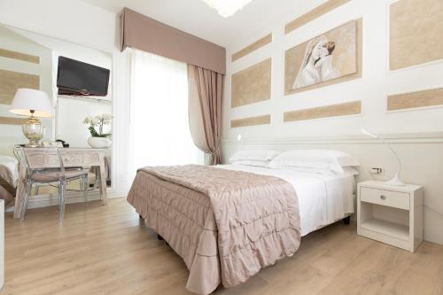 1 double bed, 2 twin beds