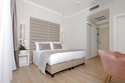 1 queen bed, 1 sofa bed