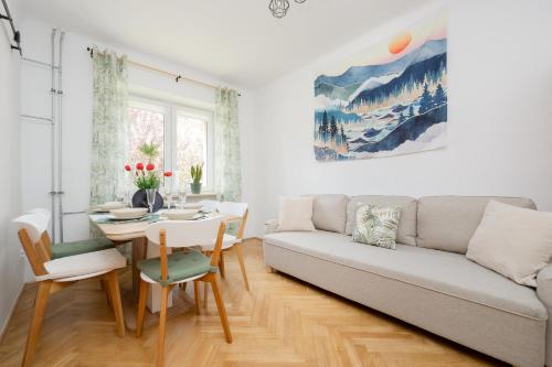 Spacious Apartment for 6 People Near to the Old Town by Noclegi Renters