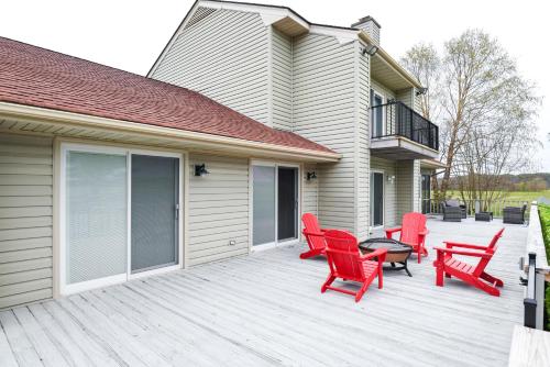 ระเบียง/ชานเรือน, Countryside Retreat - Fire Pit, Pool, Movie & Game Room in ไพนีย์พอยต์ (แมรีแลนด์)