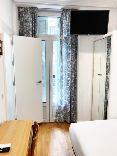 Single Room with Balcony image 5