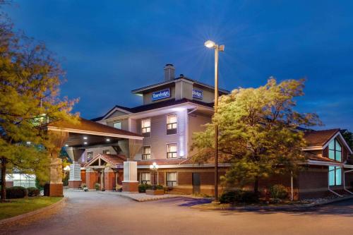 Travelodge by Wyndham Oshawa Whitby