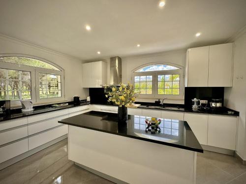 ห้องครัว, Quarteira Premium Villa With Pool by Homing in คาตีรา