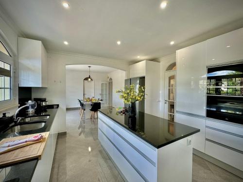 ห้องครัว, Quarteira Premium Villa With Pool by Homing in คาตีรา