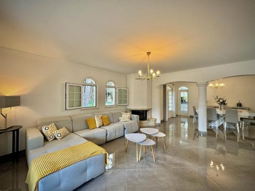 ห้องส่วนกลางสำหรับนั่งเล่น/ดูทีวี, QUARTEIRA PREMIUM VILLA WITH POOL by HOMING in เปเรราส