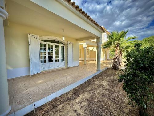 QUARTEIRA PREMIUM VILLA WITH POOL by HOMING in เปเรราส