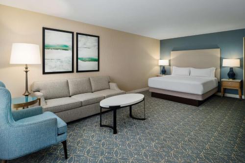 1 king bed, 1 sofa bed
