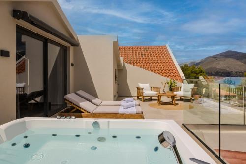 Deluxe Suite with Spa Bath image 3