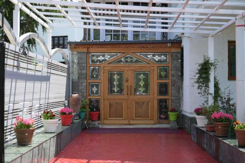 Tree of Life Lakeside Cottage Srinagar - image 4