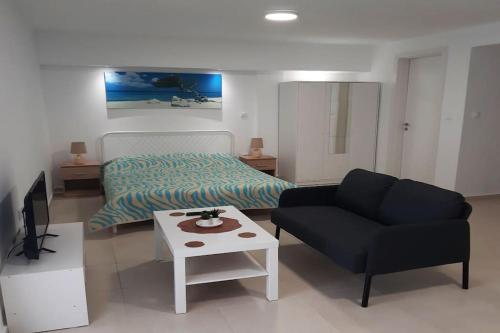 Trikorfo Beach Apartment, 70m from Sandy Beach