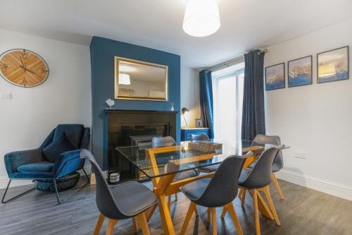 NEW! Stunning 2-Bed Home by Stay With Us, Ideal for Families, Sleeps 4!