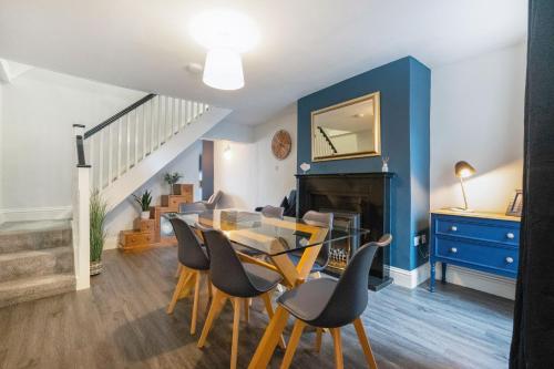 NEW! Stunning 2-Bed Home by Stay With Us, Ideal for Families, Sleeps 4!