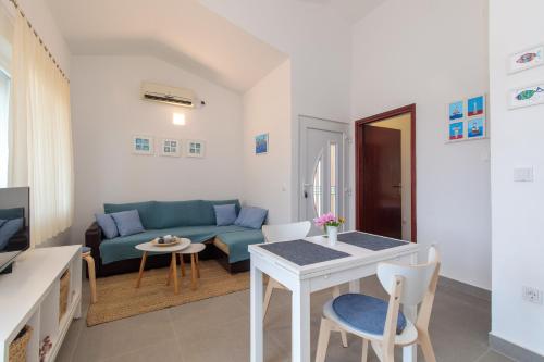 One-Bedroom Apartment image 9