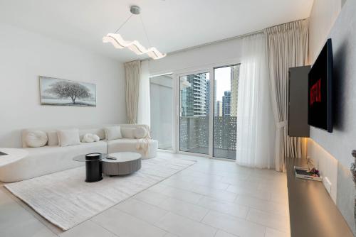 Ahlan HH - Luxurious 1BR Suite at La Vie - Free Private Beach Access, Дубай (фото 3)