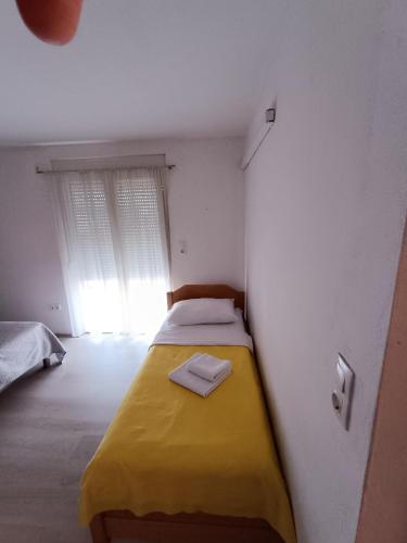 One-Bedroom Apartment with Kitchen image 4