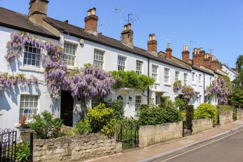 Pass the Keys Beautiful Victorian House with garden and parking