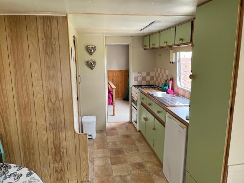 virtuve, Donegal Cabin with Hot tub Option in Burt