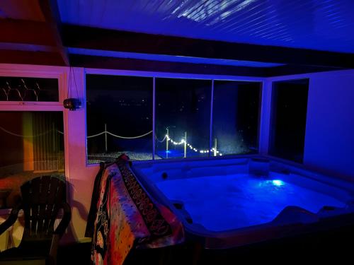 Karstais baseins, Donegal Cabin with Hot tub Option in Burt