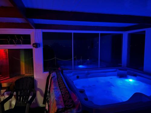 Karstais baseins, Donegal Cabin with Hot tub Option in Burt