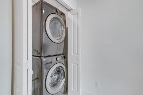 Chic Houston Apartment - 2 Mi to U of H Campus in Houston, USA