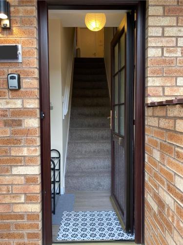 Bejárat, Treetops - Bright 2 Bed Flat - Super Location in Inshes Wood