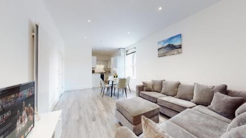 Spacious three bedroom apartment with Valley views in Pontnewynydd