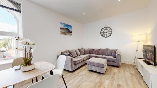 Spacious three bedroom apartment with Valley views in Pontnewynydd