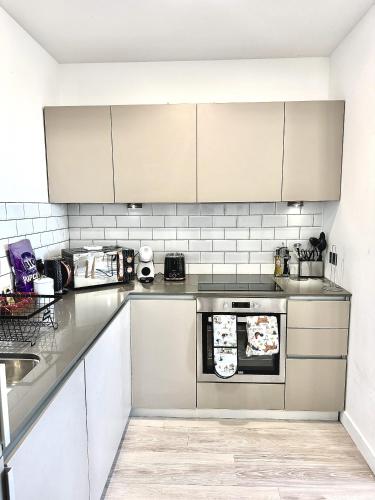 Fully Furnished 2 Bed 2 Bath City Centre Luxury Apartment - Free Parking - Pets Allowed