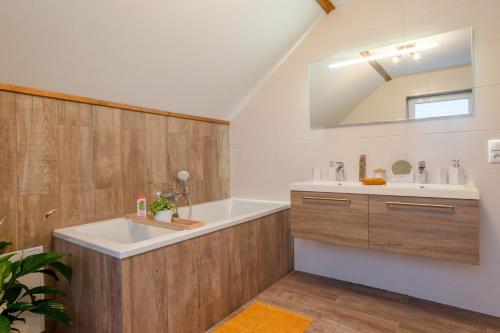 Vannas istaba, Industrial Loft Whirlpool, Sauna, Terrace in Hohenfels-Essingen