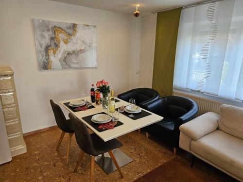 共用Lounge/電視區, RK79 Ferienwohnung mit 4 Zimmer, Garten und Pool nahe Klinikum U-Bahn & S-Bahn zum Messegelande Nurn in 富爾特
