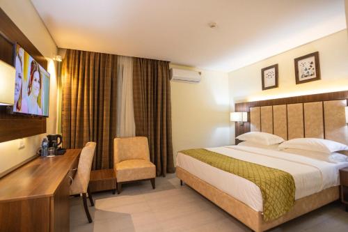 1 queen bed, 1 twin bed