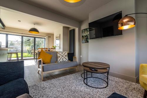 共用Lounge/電視區, SPACIOUS HOME WITH GARDEN-SLEEPS 5 Contractors, families, and group stays welcome in 托頓
