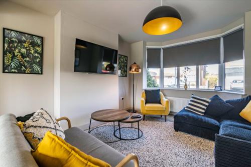 共用Lounge/電視區, SPACIOUS HOME WITH GARDEN-SLEEPS 5 Contractors, families, and group stays welcome in 托頓