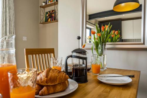 設施, SPACIOUS HOME WITH GARDEN-SLEEPS 5 Contractors, families, and group stays welcome in 托頓