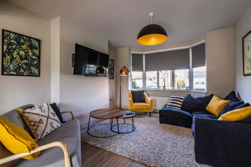 共用Lounge/電視區, SPACIOUS HOME WITH GARDEN-SLEEPS 5 Contractors, families, and group stays welcome in 托頓