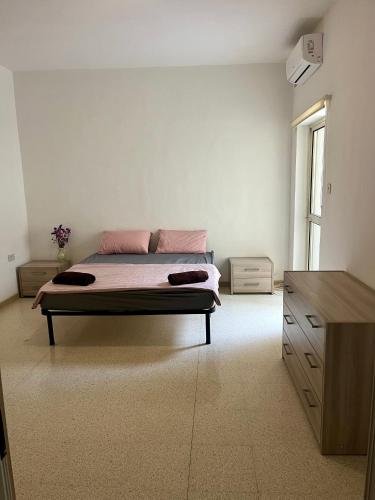 Lovely room, in shared house perfect location - Pension de famille - Is-Swieqi