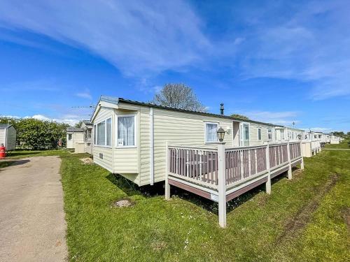 Lovely 8 Berth Caravan With Decking At Sunnydale Park, Lincolnshire Ref 35091br