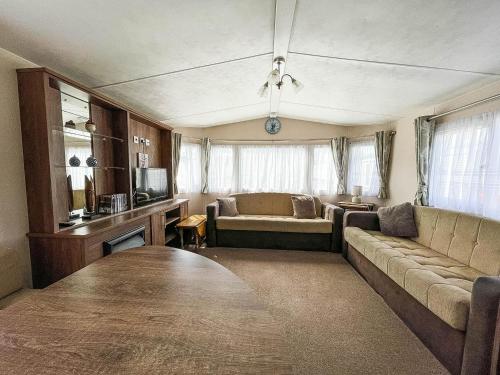 Lovely 8 Berth Caravan With Decking At Sunnydale Park, Lincolnshire Ref 35091br