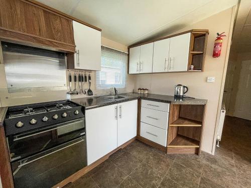Lovely 8 Berth Caravan With Decking At Sunnydale Park, Lincolnshire Ref 35091br
