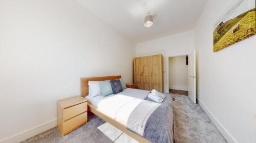 Spacious three bedroom apartment with Valley views in Pontnewynydd