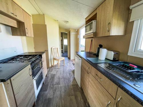 Lovely 6 Berth Caravan At Sunnydale Holiday Park Ref 35375s