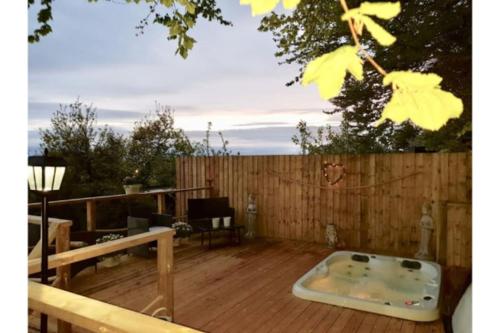 Detached Bungalow Private Hot Tub With Log Burner Detached Bungalow Private Hot Tub With Log Burner