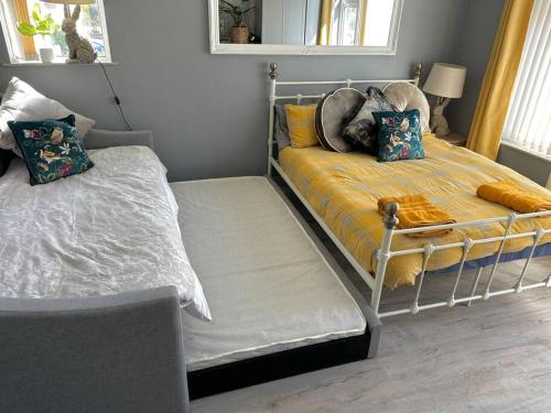 Detached Bungalow Private Hot Tub With Log Burner Detached Bungalow Private Hot Tub With Log Burner