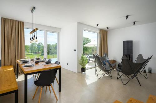 Villa Sunset - with private pool, squash coart and table tennis in Fuskulin