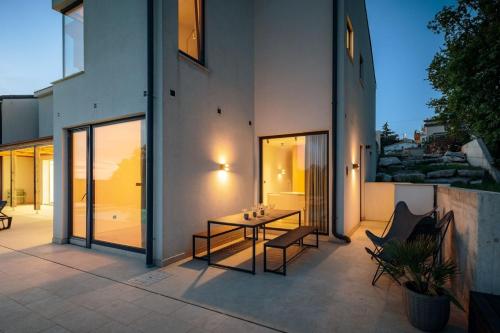 Villa Sunset - with private pool, squash coart and table tennis in Fuskulin