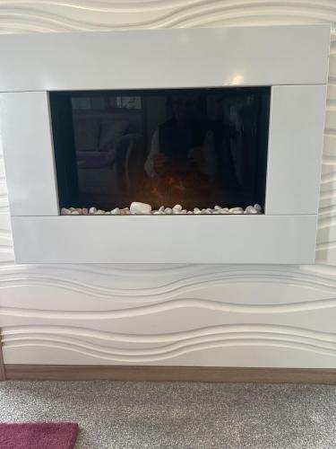 Tattershall VIP Lodge- Lakeside setting with hot tub and private fishing peg situated on Osprey lake tattershall park