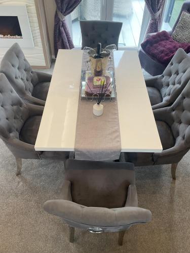 Tattershall VIP Lodge- Lakeside setting with hot tub and private fishing peg situated on Osprey lake tattershall park