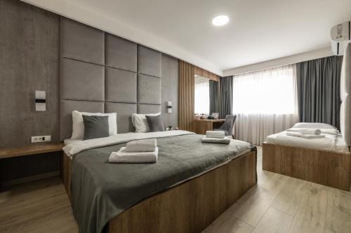 1 king bed, 1 twin bed