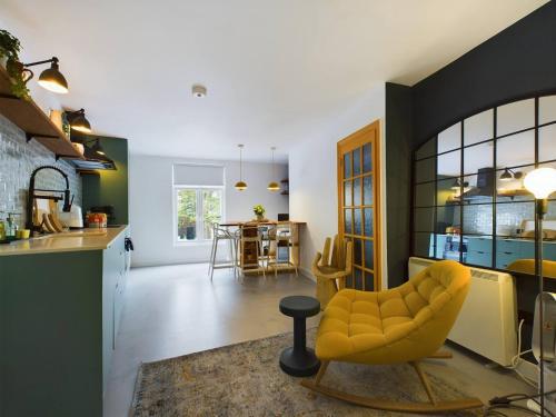 Pass the Keys Stylish and Modern 2Bed 2Bath Hackney Apartment